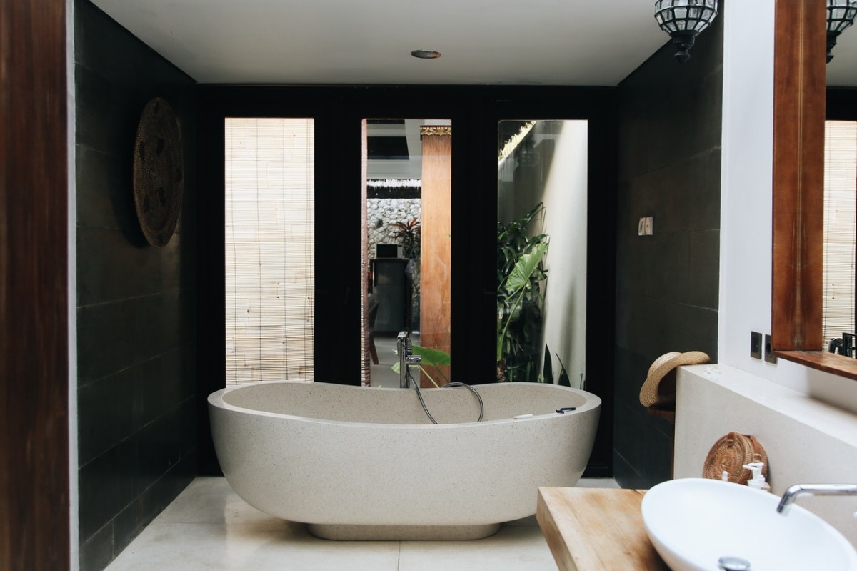 bathtub in a bathroom